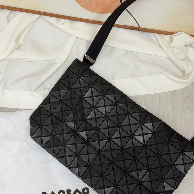 【現貨】三宅一生 BAO BAO 男款掀蓋郵差包 霧黑-5