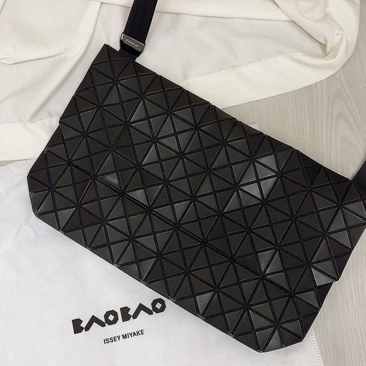 【現貨】三宅一生 BAO BAO 男款掀蓋郵差包 霧黑-6