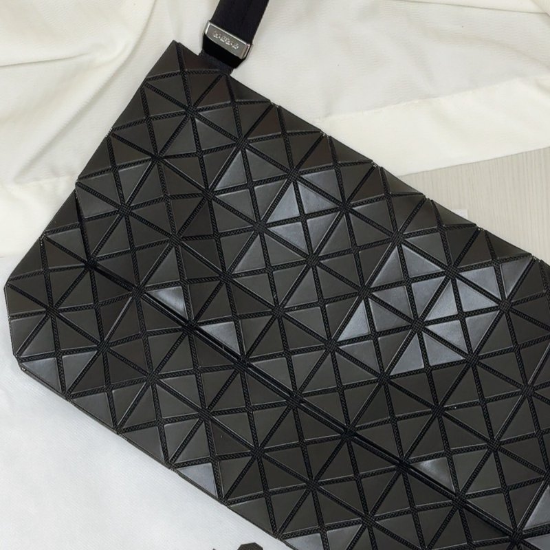 【現貨】三宅一生 BAO BAO 男款掀蓋郵差包 霧黑-7