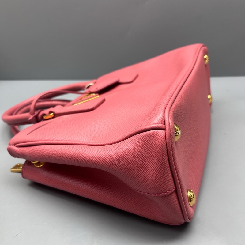 Prada 普拉達 十字紋牛皮小號殺手包 尺寸26*17-3