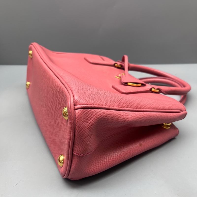 Prada 普拉達 十字紋牛皮小號殺手包 尺寸26*17-4