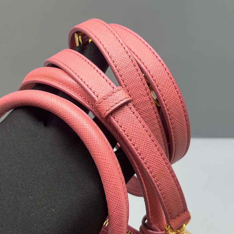 Prada 普拉達 十字紋牛皮小號殺手包 尺寸26*17-6