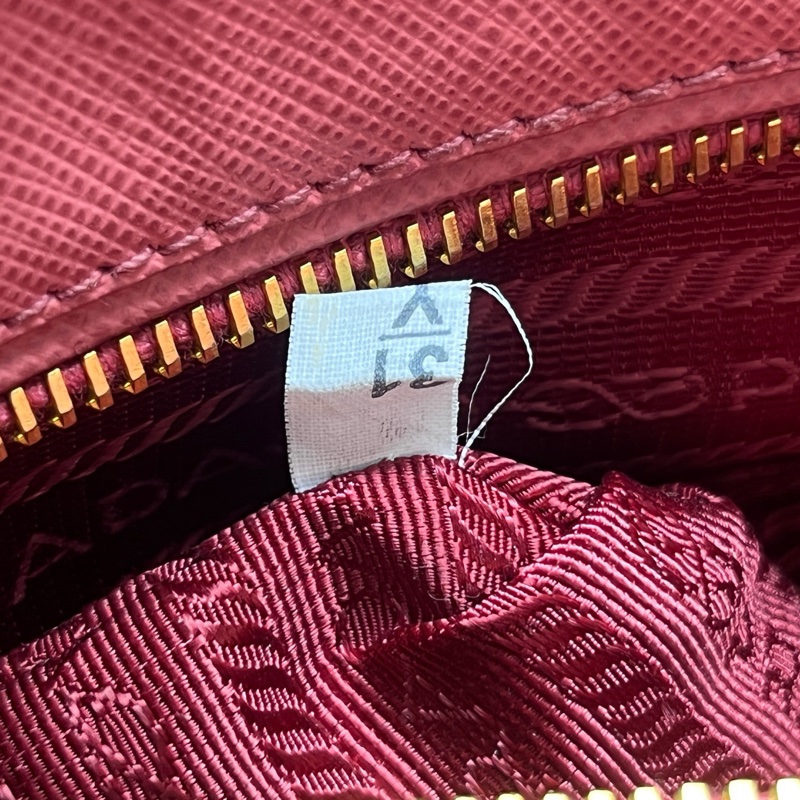 Prada 普拉達 十字紋牛皮小號殺手包 尺寸26*17-7