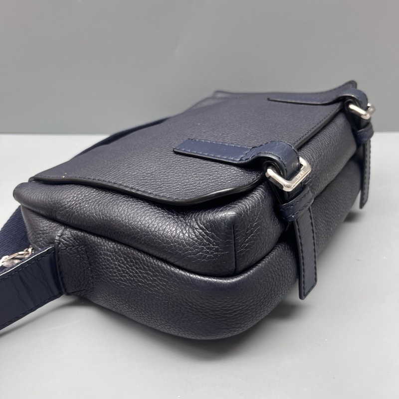 Loewe  羅意威 深藍色荔枝紋郵差包 尺寸26*17-3