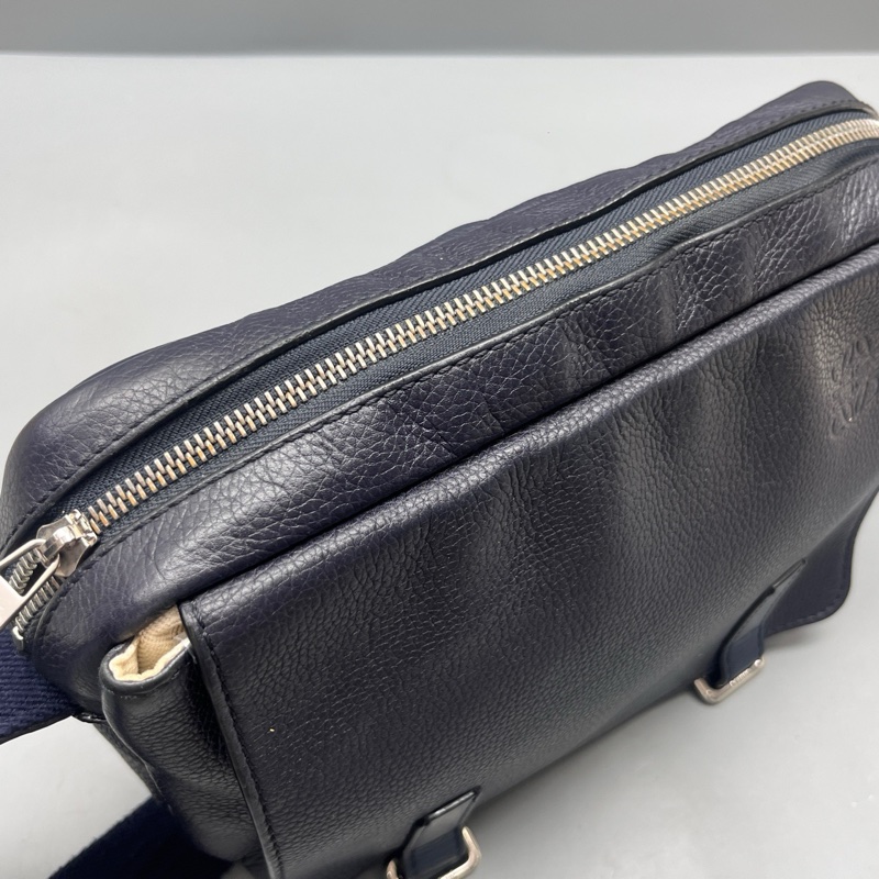 Loewe  羅意威 深藍色荔枝紋郵差包 尺寸26*17-5