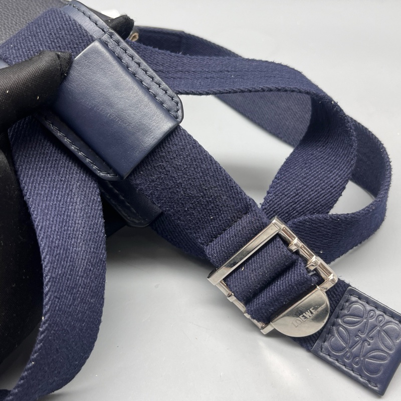 Loewe  羅意威 深藍色荔枝紋郵差包 尺寸26*17-6