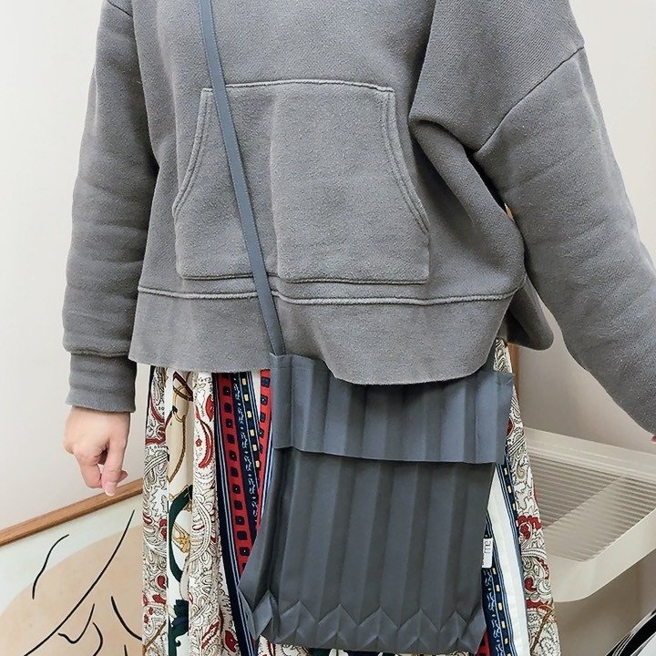 【現貨】me ISSEY MIYAKE 樹幹褶皺斜背包 炭灰色-0