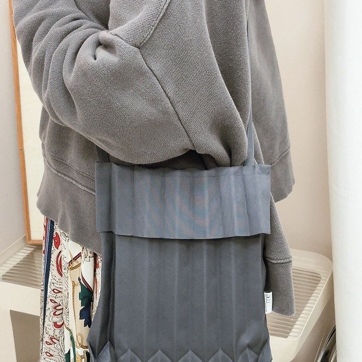 【現貨】me ISSEY MIYAKE 樹幹褶皺斜背包 炭灰色-2