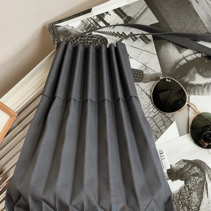 【現貨】me ISSEY MIYAKE 樹幹褶皺斜背包 炭灰色-3