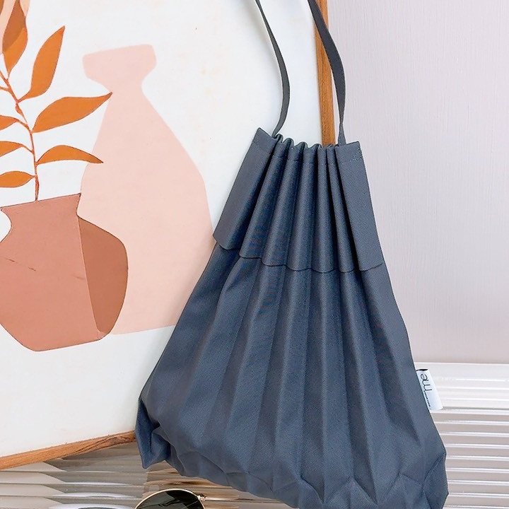 【現貨】me ISSEY MIYAKE 樹幹褶皺斜背包 炭灰色-4