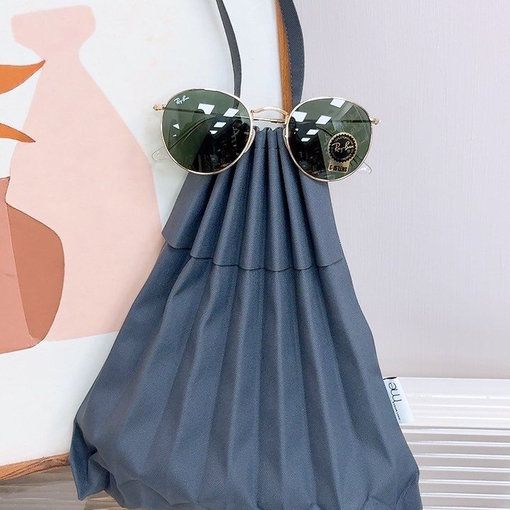 【現貨】me ISSEY MIYAKE 樹幹褶皺斜背包 炭灰色-6