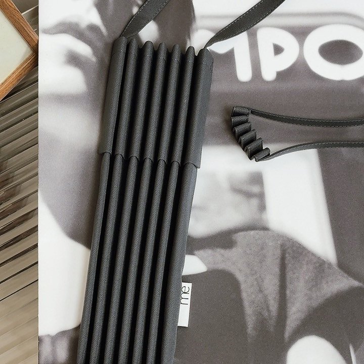 【現貨】me ISSEY MIYAKE 樹幹褶皺斜背包 炭灰色-7