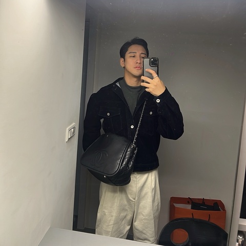 Chanel 荔枝皮銀鏈機場包 🛫超時髦 #收藏價58800  最好看的黑銀配色 男女都合適 新款專櫃破20萬➕ 配件：原廠塵套