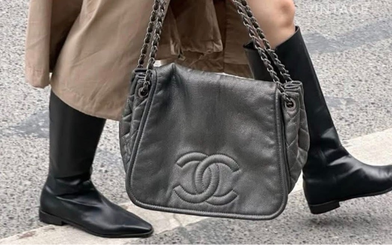 Chanel 荔枝皮銀鏈機場包 🛫超時髦 #收藏價58800 最好看的黑銀配色 男女都合適 新款專櫃破20萬➕ 配件:原廠塵套-12