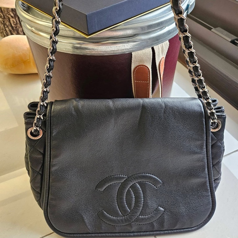 Chanel 荔枝皮銀鏈機場包 🛫超時髦 #收藏價58800 最好看的黑銀配色 男女都合適 新款專櫃破20萬➕ 配件:原廠塵套-13