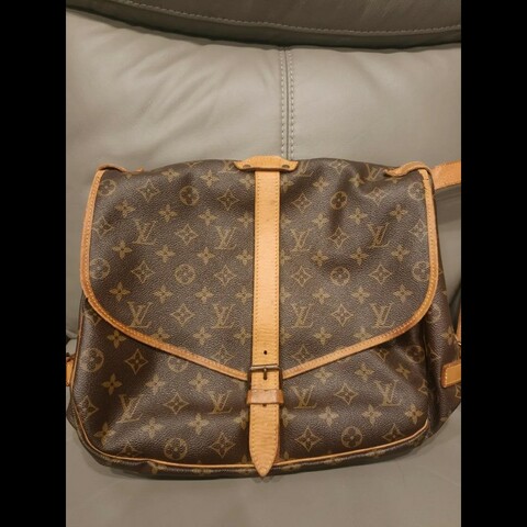 年底特價出清日本帶回LV小型馬鞍包包，正常使用痕跡，男女適用，售出不退，除非認定是假包，狀況如照片所示，完美主義者請勿下單，謝謝