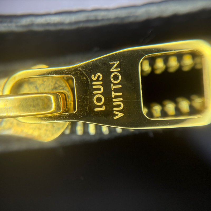 Louis Vuitton Sarah 壓紋長款皮夾-21