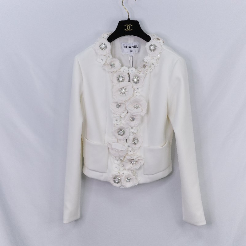 Chanel 香奈兒 2025 早春度假 白色山茶花立體貼飾 水晶裝飾 外套-1