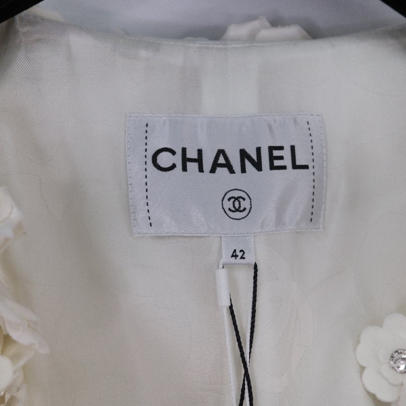 Chanel 香奈兒 2025 早春度假 白色山茶花立體貼飾 水晶裝飾 外套-3