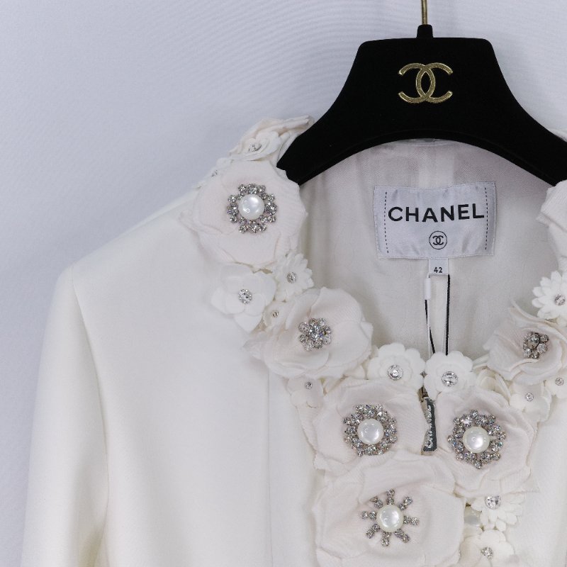 Chanel 香奈兒 2025 早春度假 白色山茶花立體貼飾 水晶裝飾 外套-5