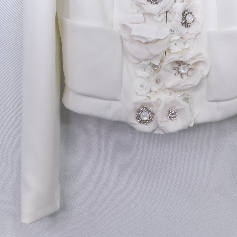 Chanel 香奈兒 2025 早春度假 白色山茶花立體貼飾 水晶裝飾 外套-7