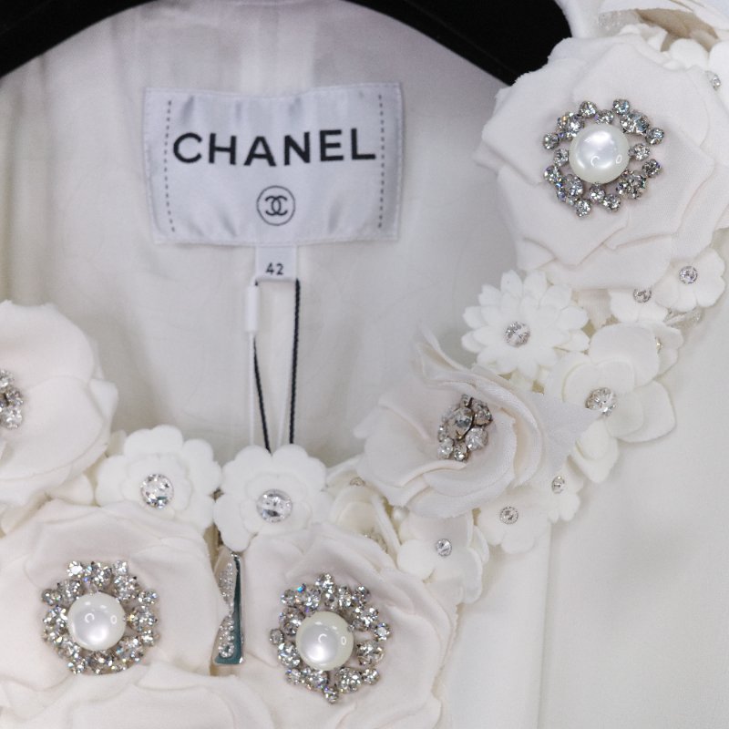 Chanel 香奈兒 2025 早春度假 白色山茶花立體貼飾 水晶裝飾 外套-9