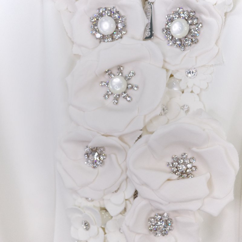 Chanel 香奈兒 2025 早春度假 白色山茶花立體貼飾 水晶裝飾 外套-10