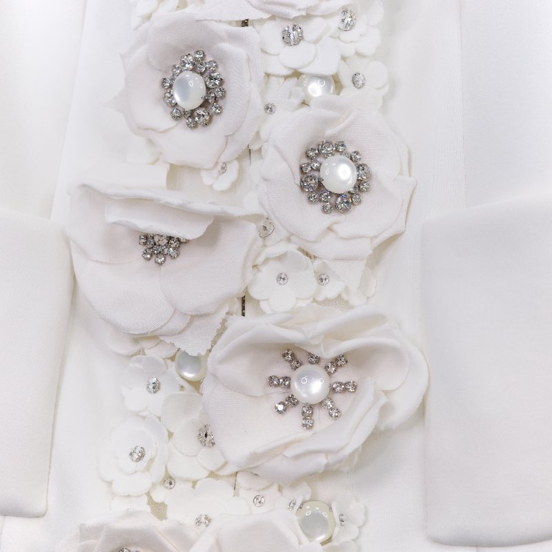 Chanel 香奈兒 2025 早春度假 白色山茶花立體貼飾 水晶裝飾 外套-11