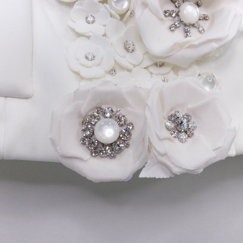 Chanel 香奈兒 2025 早春度假 白色山茶花立體貼飾 水晶裝飾 外套-12