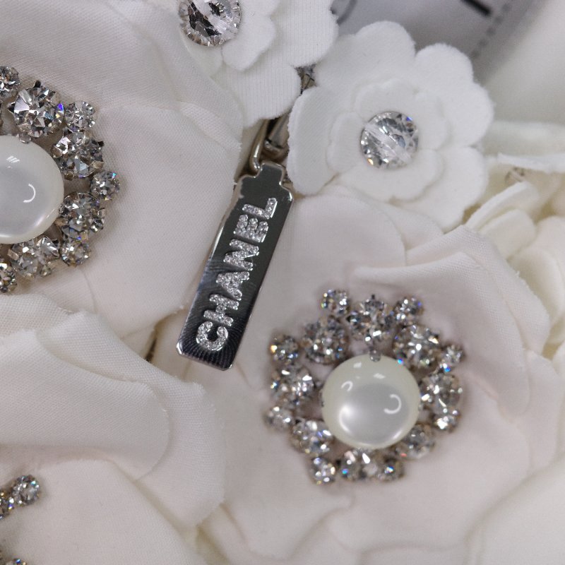 Chanel 香奈兒 2025 早春度假 白色山茶花立體貼飾 水晶裝飾 外套-15