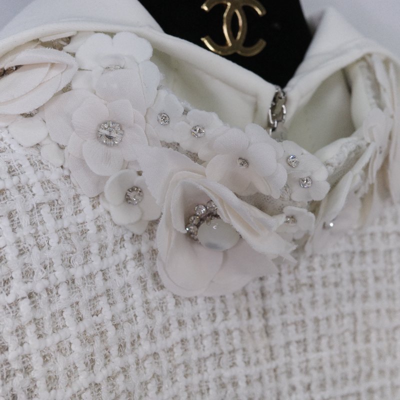 Chanel 香奈兒 立體花卉水晶裝飾 白色斜紋 軟呢外套-8