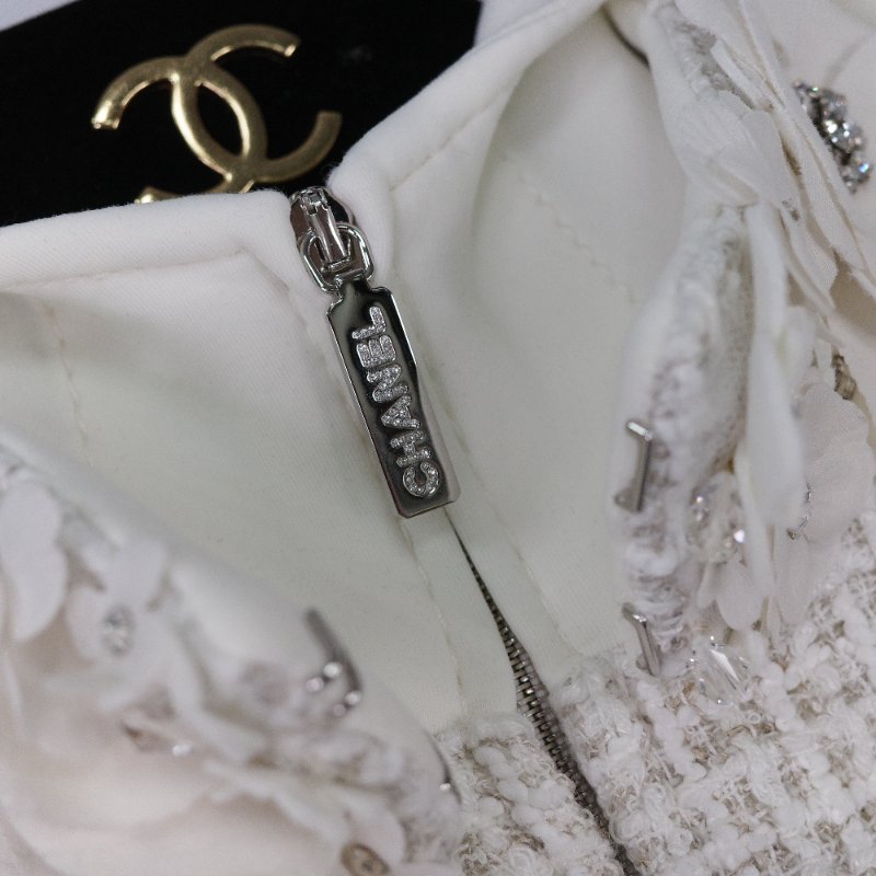 Chanel 香奈兒 立體花卉水晶裝飾 白色斜紋 軟呢外套-10
