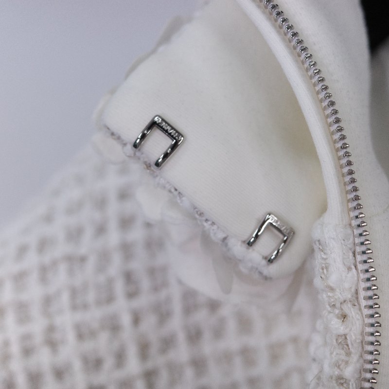 Chanel 香奈兒 立體花卉水晶裝飾 白色斜紋 軟呢外套-18