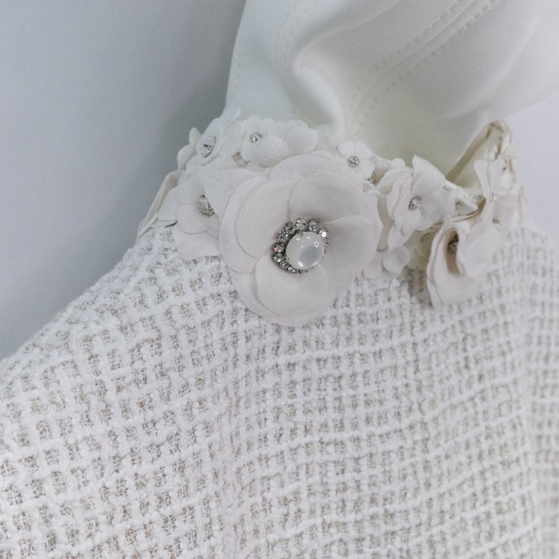 Chanel 香奈兒 立體花卉水晶裝飾 白色斜紋 軟呢外套-20