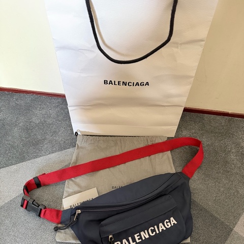 巴黎世家 經典刺繡LOGO尼龍拉鍊胸腰包