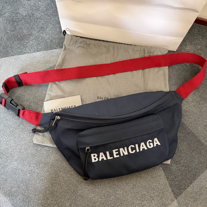 巴黎世家 經典刺繡LOGO尼龍拉鍊胸腰包-1