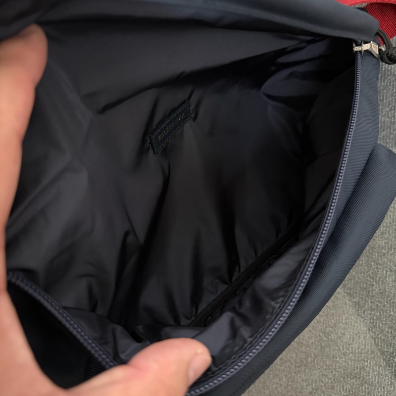 巴黎世家 經典刺繡LOGO尼龍拉鍊胸腰包-10