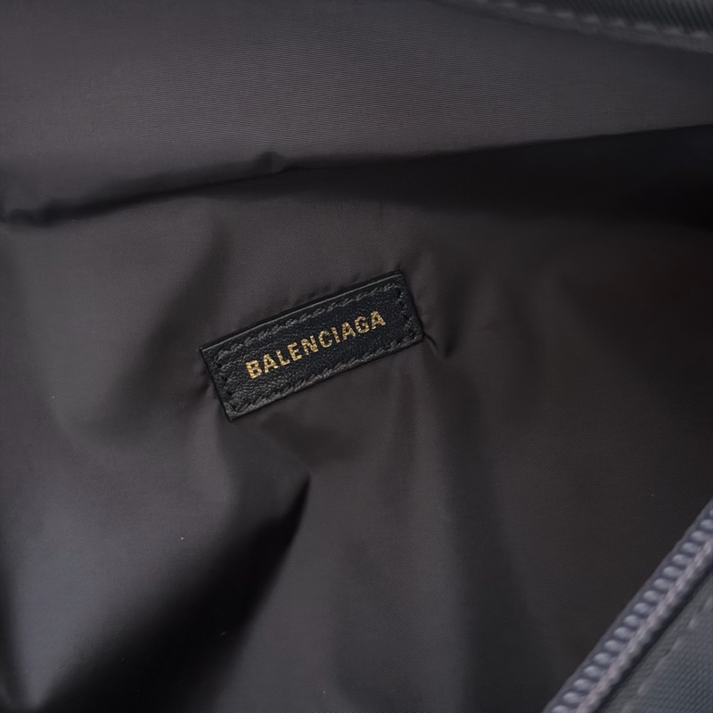 巴黎世家 經典刺繡LOGO尼龍拉鍊胸腰包-11