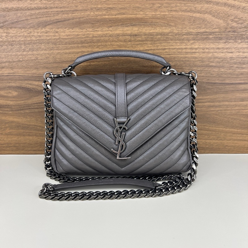 聖羅蘭/YSL 灰銀V紋 college 郵差包 尺寸：24*5*16cm  邮差包-0