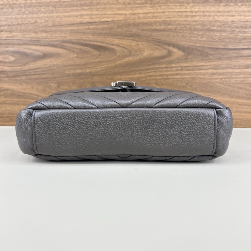 聖羅蘭/YSL 灰銀V紋 college 郵差包 尺寸：24*5*16cm  邮差包-3