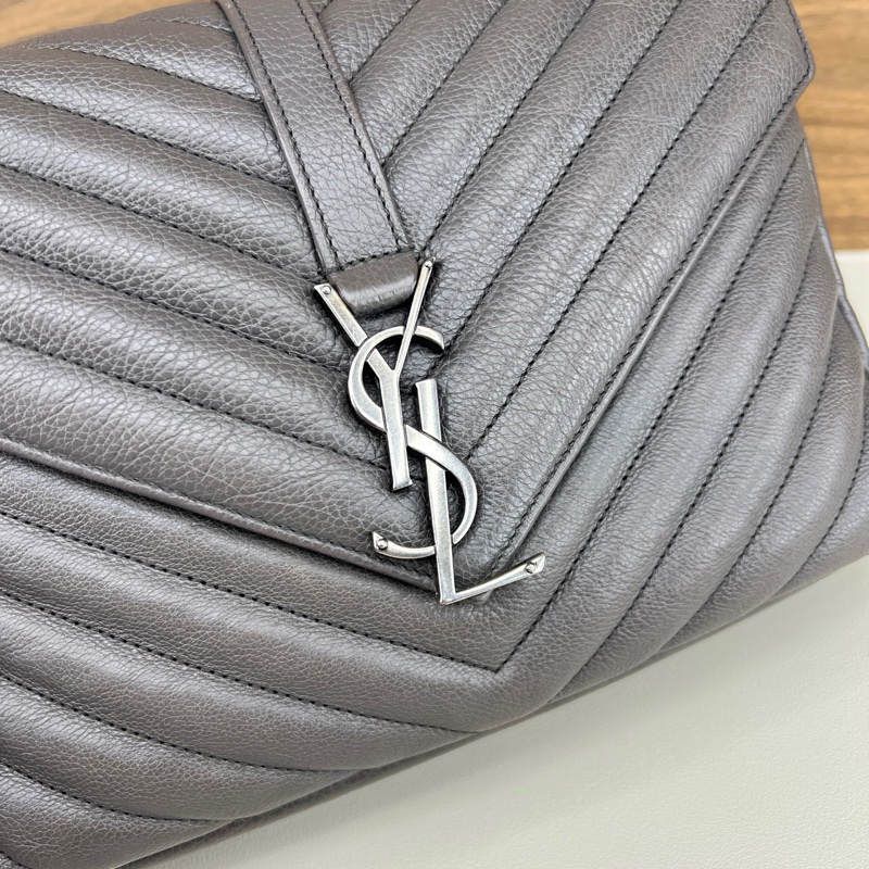聖羅蘭/YSL 灰銀V紋 college 郵差包 尺寸：24*5*16cm  邮差包-4