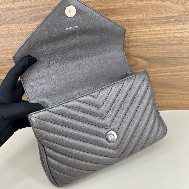 聖羅蘭/YSL 灰銀V紋 college 郵差包 尺寸：24*5*16cm  邮差包-5