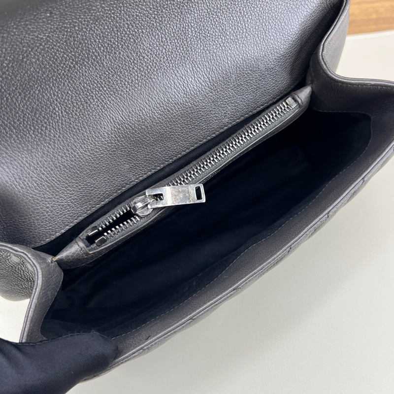 聖羅蘭/YSL 灰銀V紋 college 郵差包 尺寸：24*5*16cm  邮差包-6