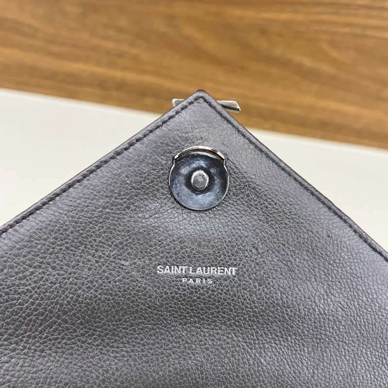 聖羅蘭/YSL 灰銀V紋 college 郵差包 尺寸：24*5*16cm  邮差包-8