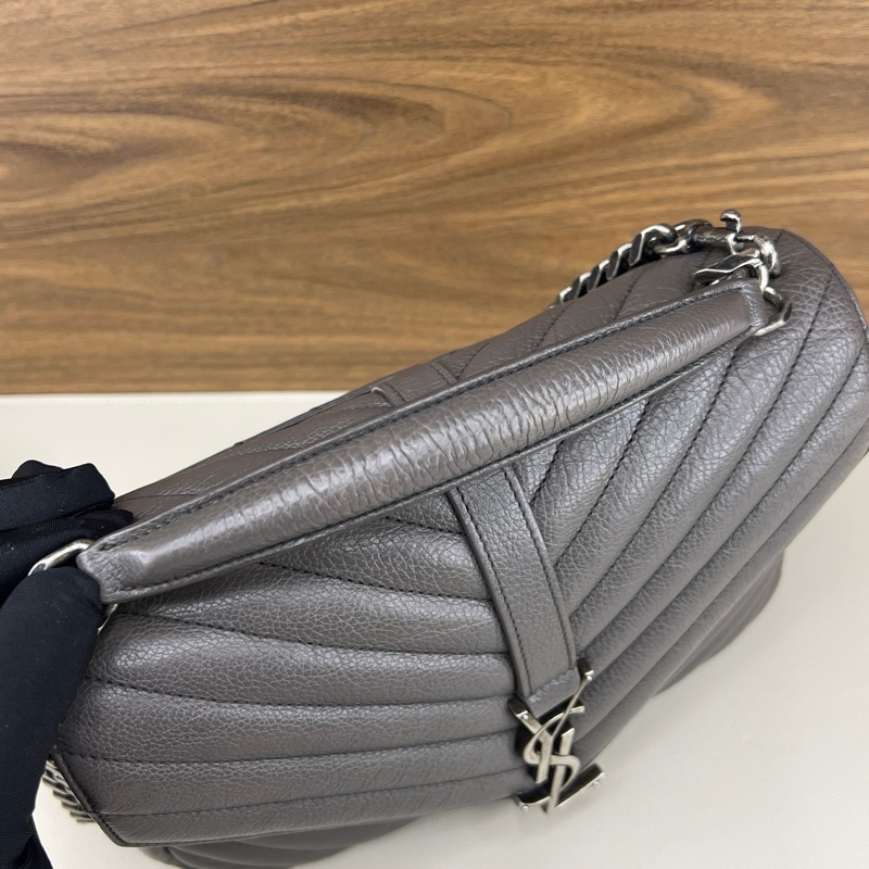 聖羅蘭/YSL 灰銀V紋 college 郵差包 尺寸：24*5*16cm  邮差包-9