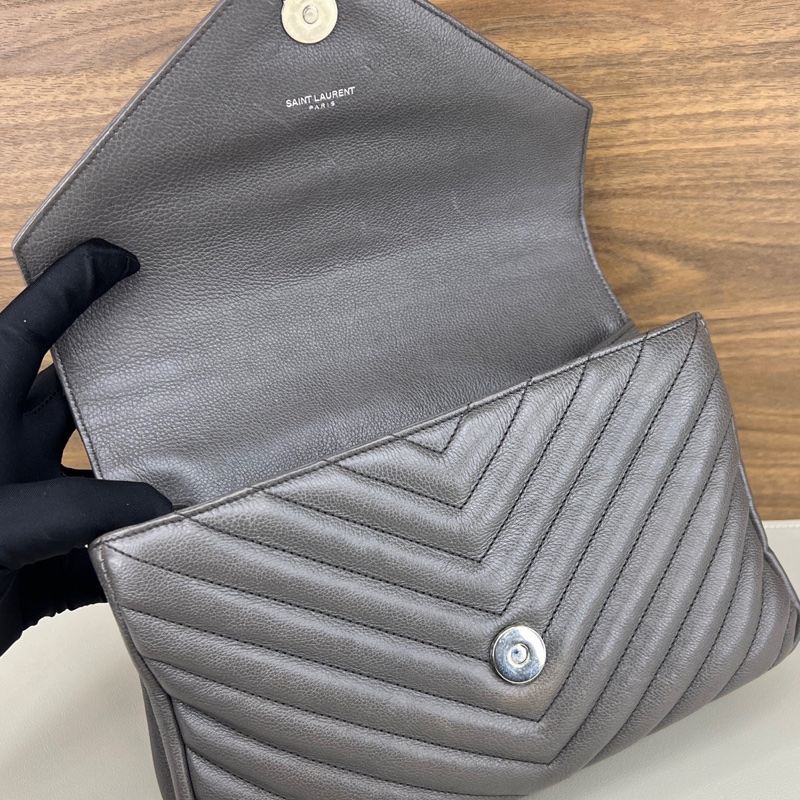 聖羅蘭/YSL 灰銀V紋 college 郵差包 尺寸：24*5*16cm  邮差包-10