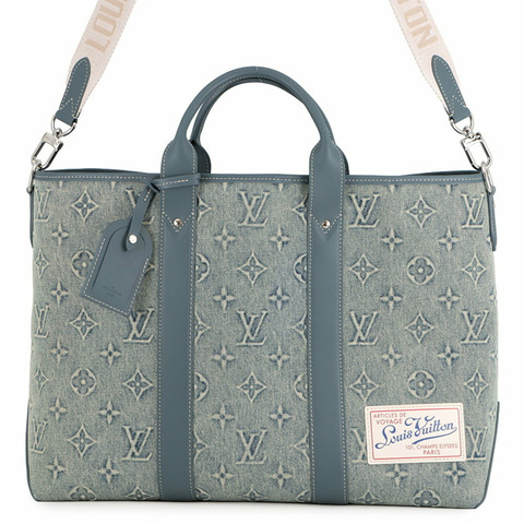 Louis Vuitton Monogram Washed Denim Weekend Tote NM M22537，一款兩用肩包和手提包。
