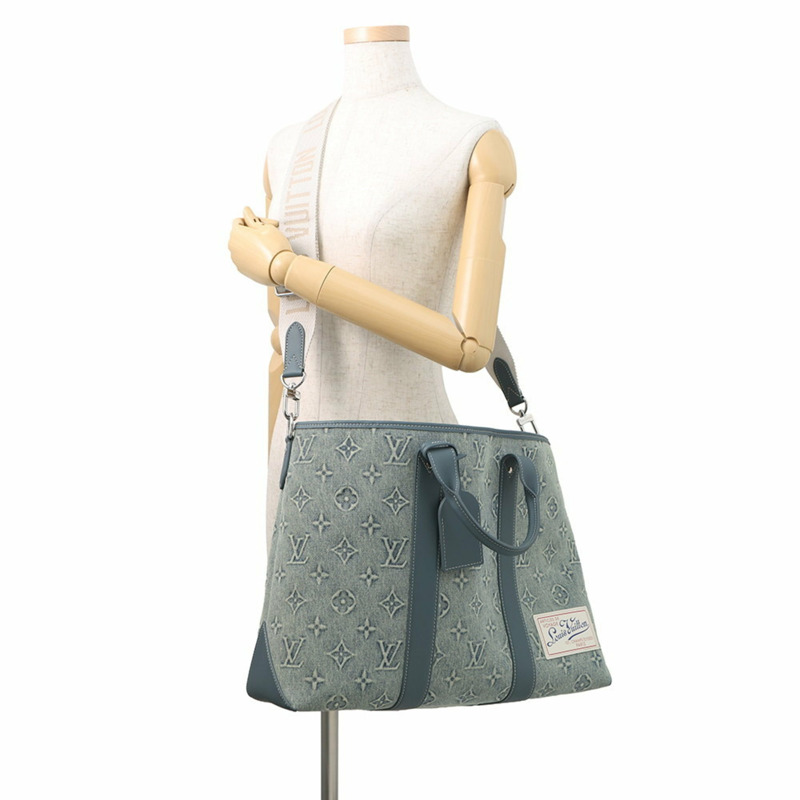 Louis Vuitton Monogram Washed Denim Weekend Tote NM M22537,一款兩用肩包和手提包。-4