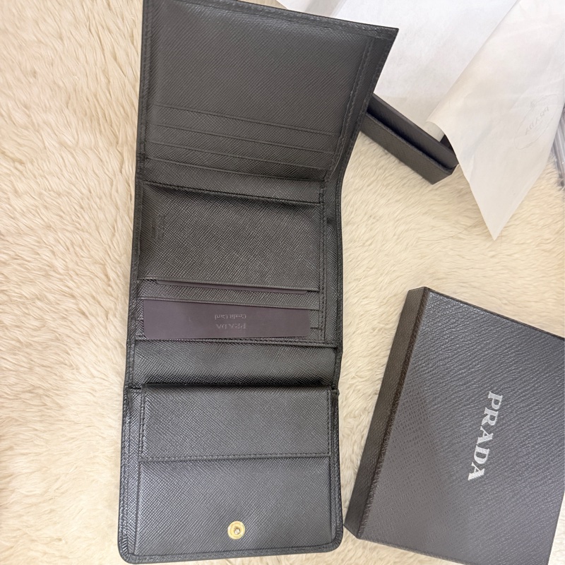 超級甜售🫨不錯的88新✨prada黑色防刮牛皮三折短夾 三折錢包 中夾 有零錢袋-3