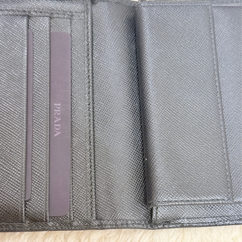 超級甜售🫨不錯的88新✨prada黑色防刮牛皮三折短夾 三折錢包 中夾 有零錢袋-89